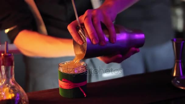 Preparação de Cocktail no balcão do bar . — Vídeo de Stock