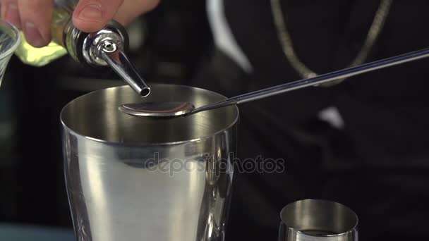 Preparación de cócteles en el mostrador de la barra . — Vídeos de Stock