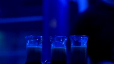 Kokteyl hazırlama çubuğundaki Sayaç.