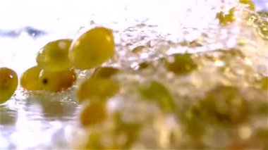 suya düşen üzümler