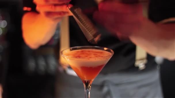 Cocktailzubereitung an der Theke. — Stockvideo