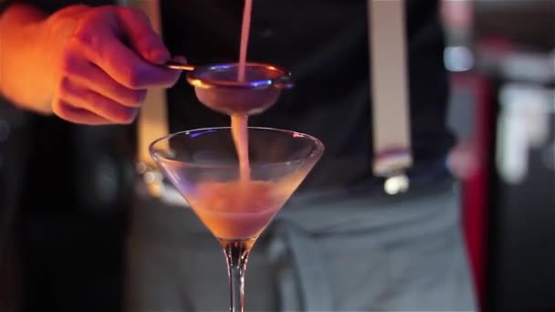 Preparação de Cocktail no balcão do bar . — Vídeo de Stock