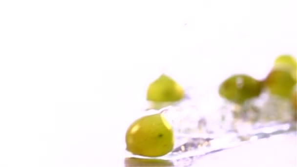 Виноград падает в воду — стоковое видео