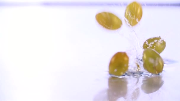 ブドウの水に落ちる — ストック動画