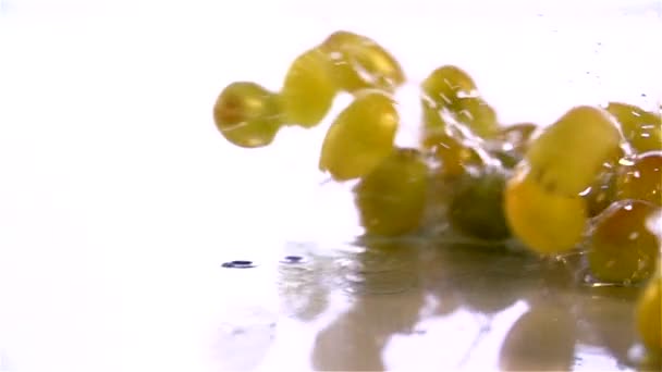 Uvas que caen en el agua — Vídeo de stock