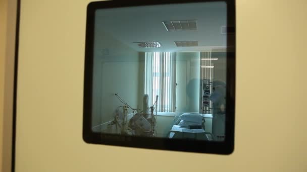 Внутри медицинской лаборатории — стоковое видео