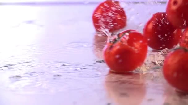 Tomaten vallen in slow motion — Stockvideo