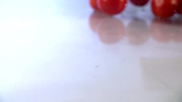 Tomaten vallen in slow motion — Stockvideo