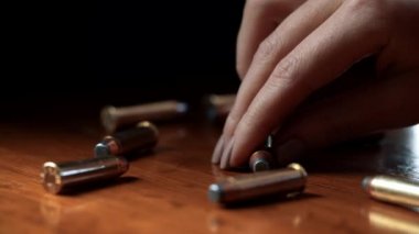 Bir el kurşun alır 9 mm 