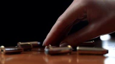 Bir el kurşun alır 9 mm 