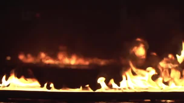 Прогулка через огонь — стоковое видео