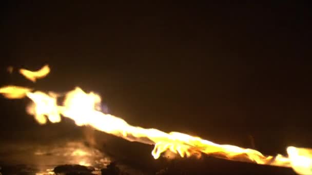 Uma linha de fogo queimando no lugar escuro — Vídeo de Stock