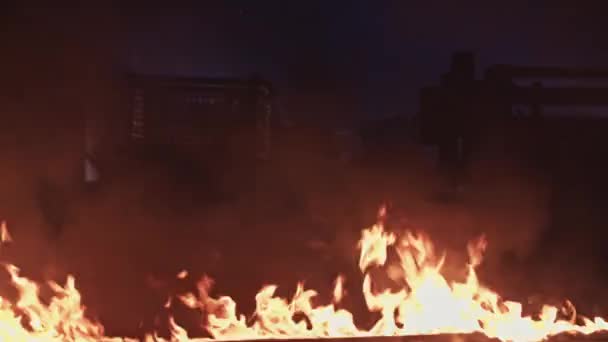 Une ligne de feu qui brûle dans l'obscurité 