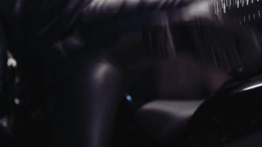 Onun bisikletli kız motorcu oturur