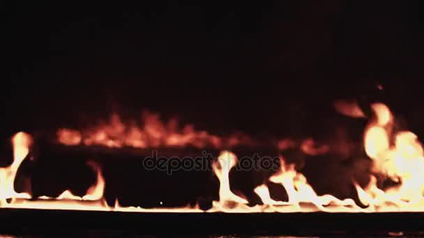 Eine Feuerlinie, die in der Dunkelheit brennt — Stockvideo