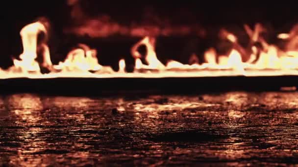 Marcher à travers le feu dans des bottes de l'armée 