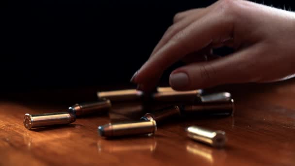 Uma mão feminina leva uma bala de 9 mm — Vídeo de Stock