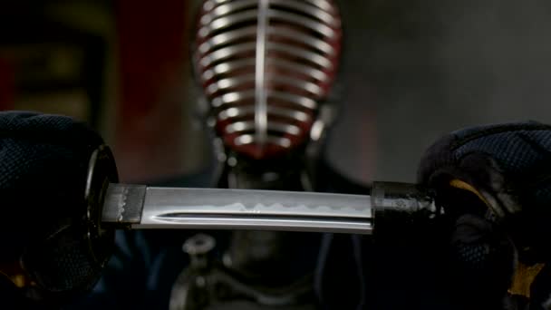 Kendo warrior toont vechten aanvallen — Stockvideo