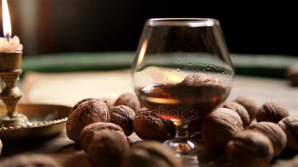 Cognac und Nüsse — Stockvideo