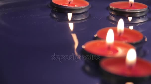 Kerzen auf dem Wasser — Stockvideo