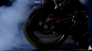  Motosiklet tekerlekler altından duman