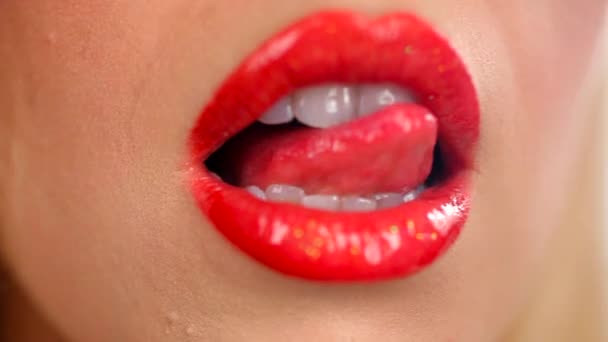 Сексуальные красные губы — стоковое видео