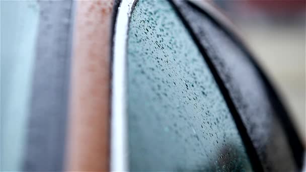 Капли дождя на машине — стоковое видео