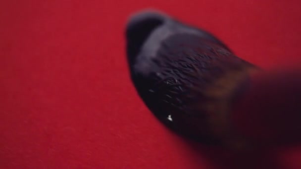 Calligraphie chinoise. Écriture sur papier rouge 