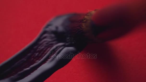 Calligraphie chinoise. Écriture sur papier rouge 