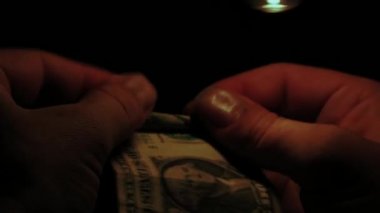 Uyuşturucu kullanımı için bir dolarlık banknot kadar inişli çıkışlı.