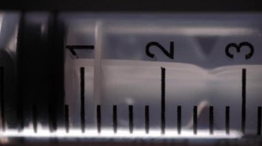 Bize bir şırınga sıvı ve hava kabarcıkları ile doldurma.