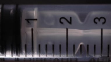 Bize bir şırınga sıvı ve hava kabarcıkları ile doldurma.