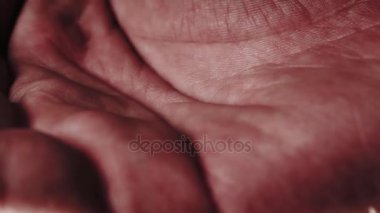 Avuç içinde düşen hapları. 