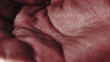 Avuç içinde düşen hapları. 