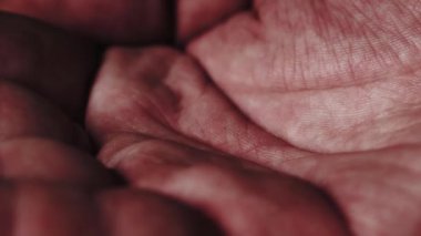 Avuç içinde düşen hapları. 