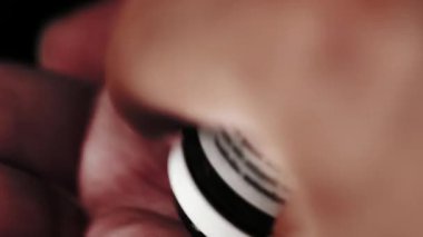 Avuç içinde düşen hap.