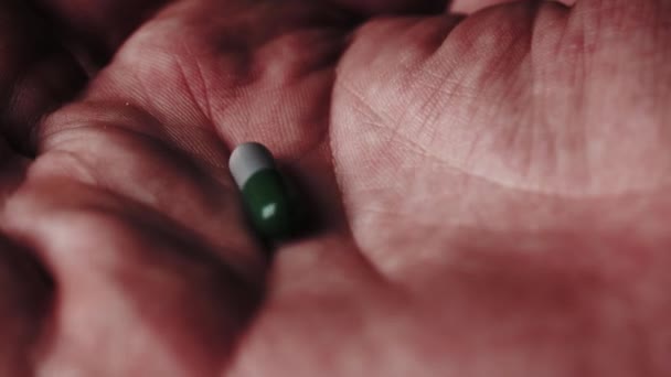 Pilule tombant dans une paume ouverte. Prise multiple .