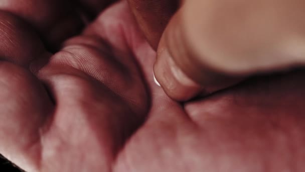 Pilule tombant dans une paume ouverte. Prise multiple .