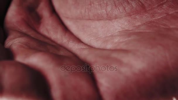 Pilules tombant dans une paume ouverte . 