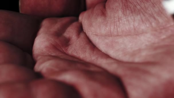 Pilules tombant dans une paume ouverte .