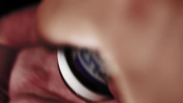 Pilule tombant dans une paume ouverte .