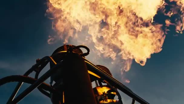 Ballon à air chaud. Éclats d'incendie .
