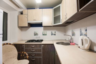 bir stüdyoda küçük mutfak