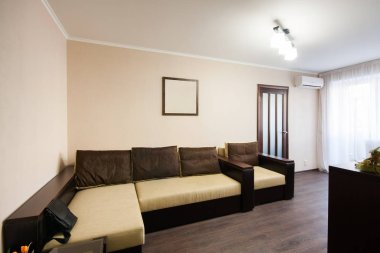 Evde rahat bir oda var.