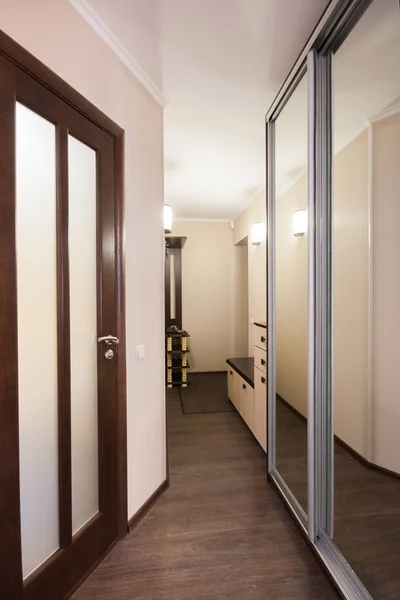 Коридор отеля со множеством дверей — стоковое фото