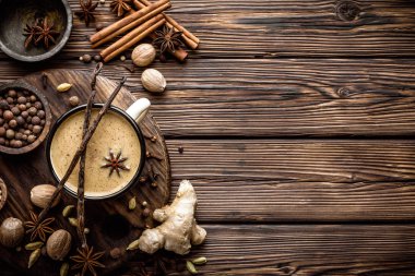 Masala chai çay ahşap arka plan üzerinde