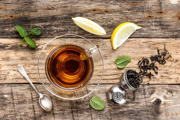 Té negro con limón y menta —  Fotos de Stock