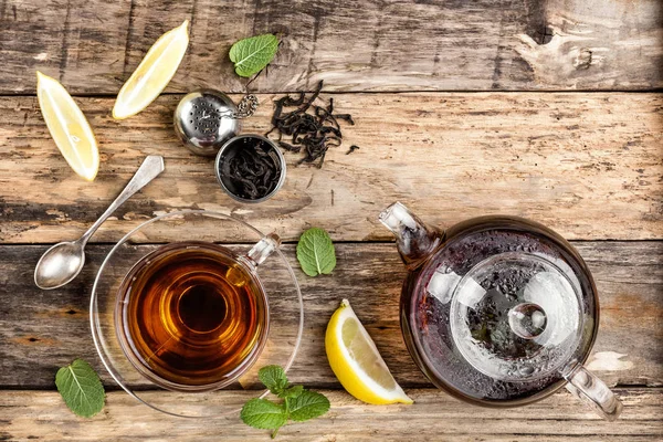 Té negro con limón y menta —  Fotos de Stock