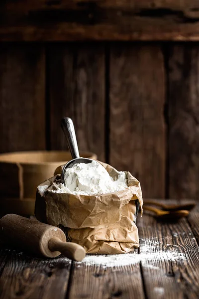 Mąka na tle rustykalne drewniane — Zdjęcie stockowe