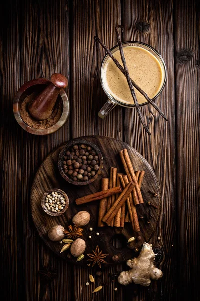 Thé masala chai sur fond bois — Photo